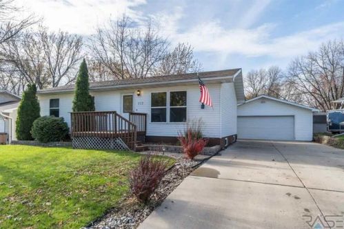 717 Royal Ave, Renner, SD 57020-9608