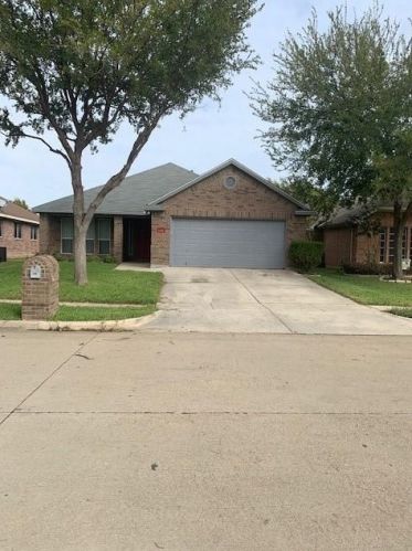 640 Babbling Brook Dr, Fort Worth TX  76179-0942 exterior