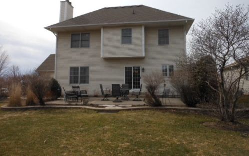 513 Fox Run Ln, Pingree Grove, IL 60140-9639