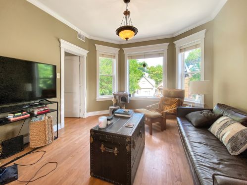 2054 Whipple St, Chicago, IL 60647-9180