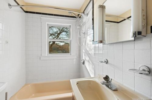 72 Flanders Rd, Niantic CT  06357-1525 exterior