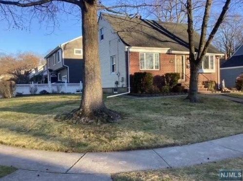 39 Pershing St, Dumont, NJ 07628-2631