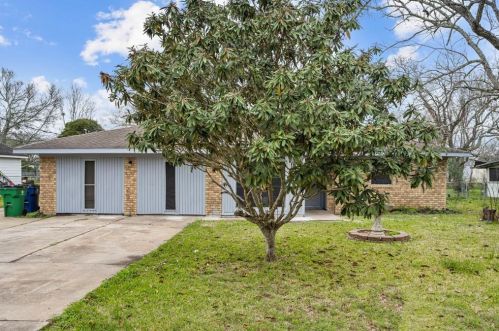 1227 Fair Dr, Angleton TX  77515-8132 exterior