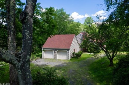 5 Schoolhouse Ln, Lebanon, NJ 08833-4406