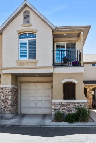 6782 Harbonne Ln, Taylorsville, UT 84084-1942