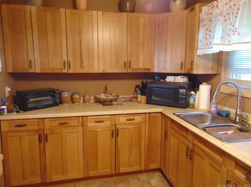 445 Homestead Ave, Waterbury, CT 06705-2718