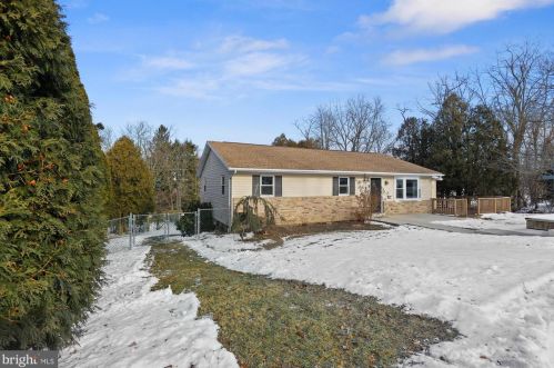 4922 Creek Dr, Harrisburg, PA 17112-2910