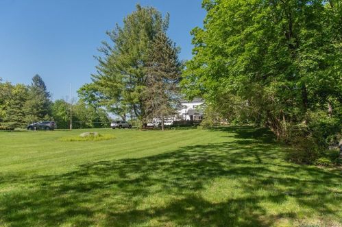 612 Brooksvale Rd, Cheshire CT  06410-3300 exterior