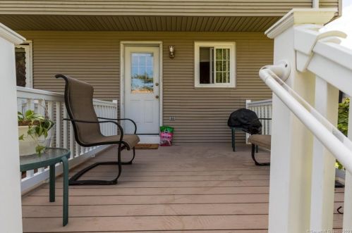 8 Countryside Ln, Middletown CT  06457-5551 exterior