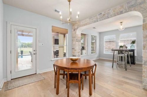 7904 Crandall Rd, Austin TX  78739-1910 exterior