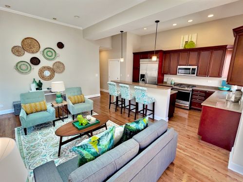 907 Margate Ter, Chicago, IL 60640-3809