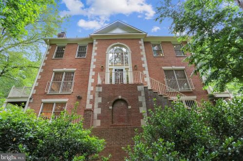 121 Gresham Pl, Falls Church, VA 22046-3440