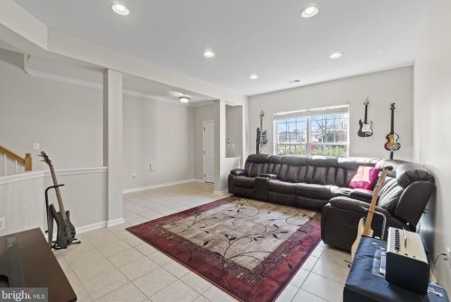 744 Monument Ave, Woodbridge VA  22191-5422 exterior