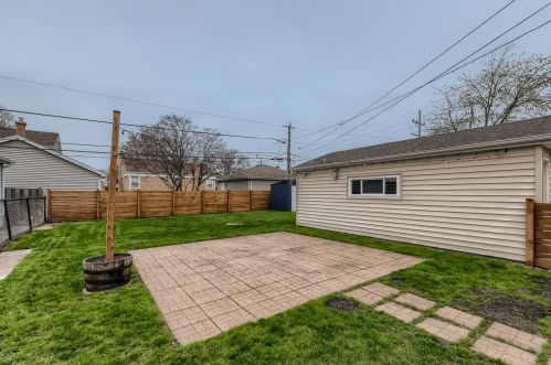 7022 Keeney St, Niles IL  60714-3038 exterior