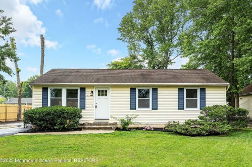 611 Conifer Dr, Lacey, NJ 08731-1920