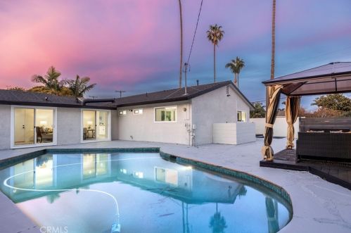 8212 Munster Dr, Huntington Beach CA  92646-5025 exterior