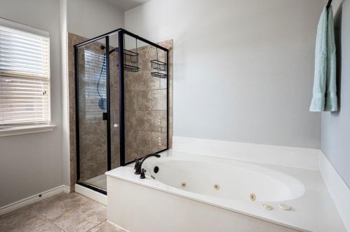 4285 Indian Run Dr, Carrollton TX 75010-3297 exterior