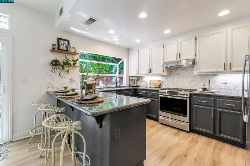 403 Trailview Cir, Pacheco, CA 94553-3555