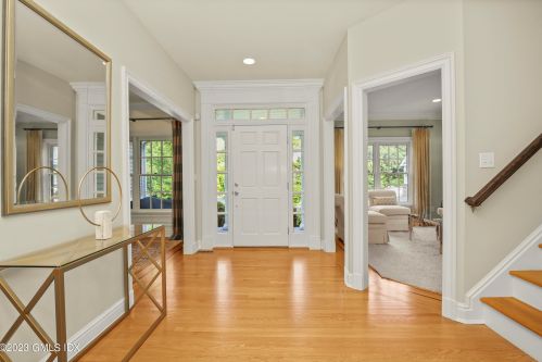 36 Hearthstone Dr, Riverside, CT 06878-1807