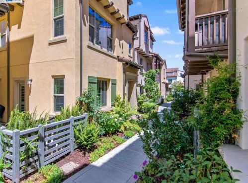 89 Castillo Ln, Milpitas, CA 95035-6292