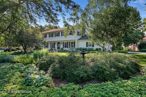 202 Birchwood Dr, Naperville, IL 60540-4071