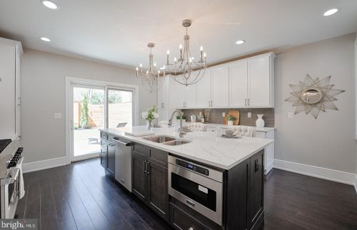 950 Front St, Philadelphia PA 19147-0043 exterior