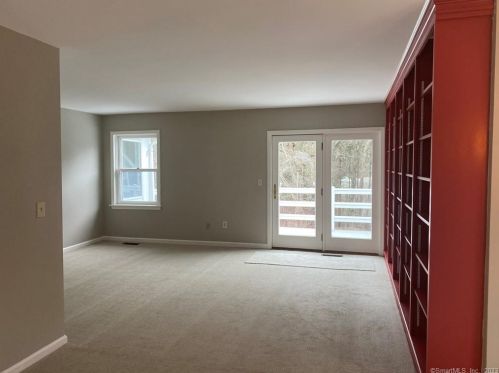 31 Meadow Lake Dr, Huntington CT  06484-2975 exterior