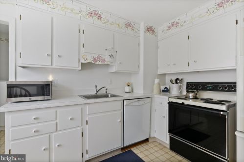 1004 Oakwood Rd, Haddonfield NJ 08033-3632 exterior