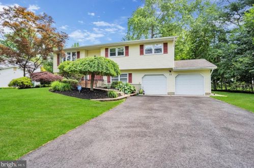 51 Woodland Dr, East Windsor, NJ 08520-2133