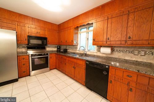 102 Suncrest Rd, Lancaster PA  17601-4834 exterior