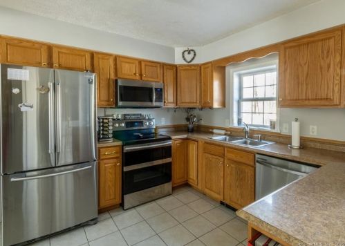 39 Balaban Rd, Colchester, CT 06415-1701