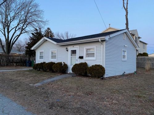 94 Sabin St, Warwick, RI 02888-4142