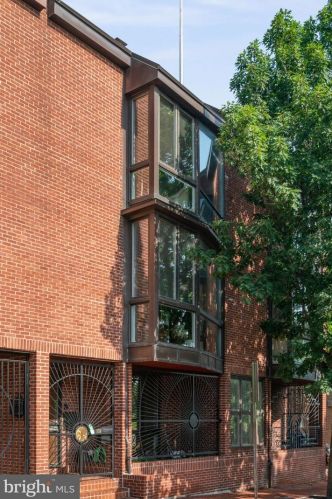 332 Front St, Philadelphia, PA 19106-4336