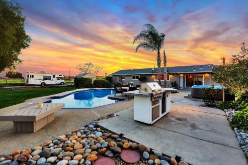 15000 Seymour Ave, San Martin, CA 95046-9521