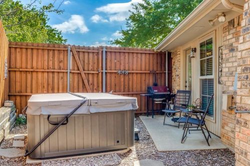 2101 Nob Hl, Carrollton TX 75006-2822 exterior