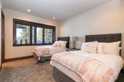 9513 Cloudcroft Ct, Truckee CA  96161-4314 exterior