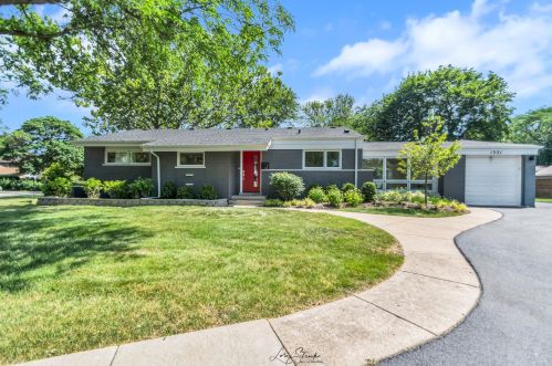 1321 Heatherfield Ln, Glenview, IL 60025-2326