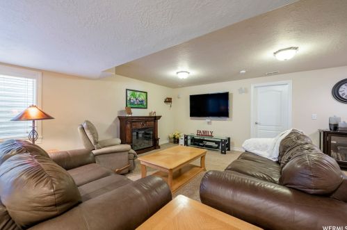 1238 Bateman Pt Dr, Taylorsville UT 84084-2590 exterior