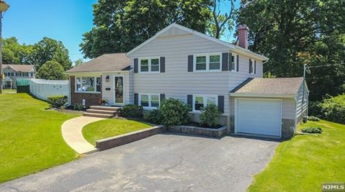 428 Crest Dr, Rockleigh, NJ 07647-1306