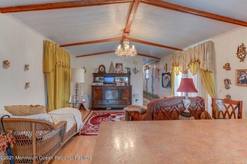138 Oak Dr, Lakehurst, NJ 08759-5404