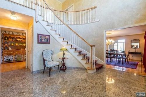 58 Seminary Dr, Mahwah, NJ 07430-2557