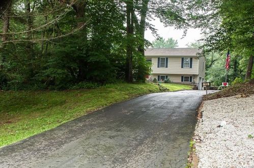 13 Muster Ln, Gales Ferry, CT 06339-1735