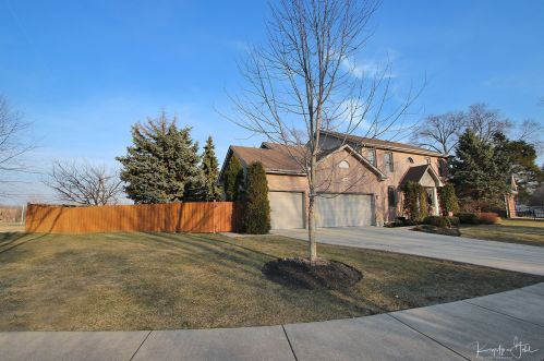 951 Lucinda Dr, Buffalo Grove, IL 60089-1462