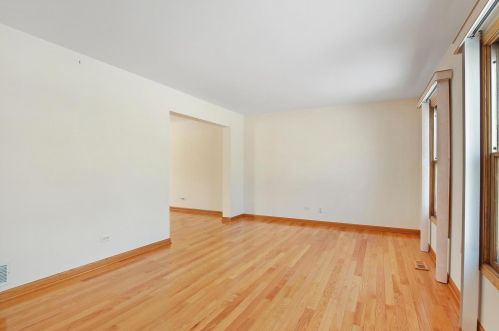 1075 Gloria Dr, Elk Grove Vlg, IL 60007-3178