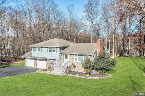 19 Weiss Rd, Upper Saddle River, NJ 07458-1323