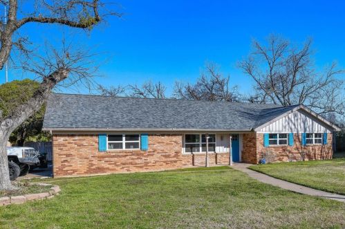 285 Somerset Cir, Bedford, TX 76022-6636
