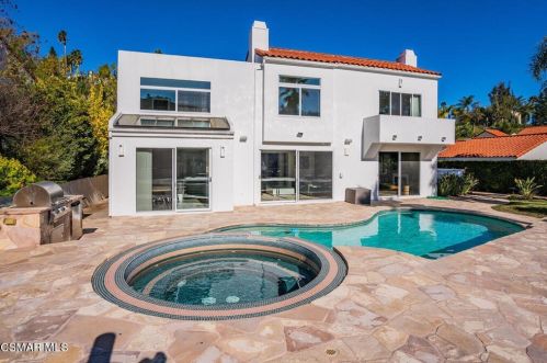24050 Park Casino, Calabasas CA  91302-2536 exterior