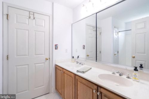 19 Walker Dr, Princeton NJ 08540-2324 exterior