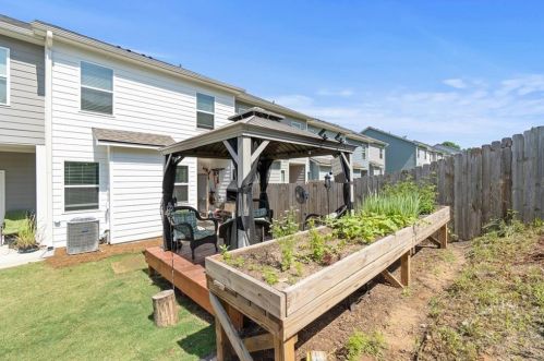 61 Chastain Cir, Newnan GA  30263-8640 exterior