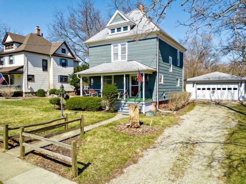 445 Center St, Bull Valley, IL 60098-3505